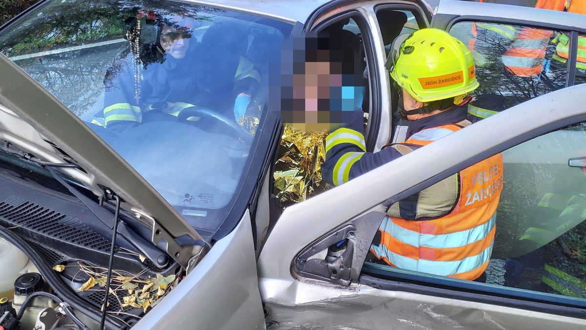 Čelní střet dvou aut u Benešova: jednoho člověka resuscitovali, silnici I/3 uzavřeli